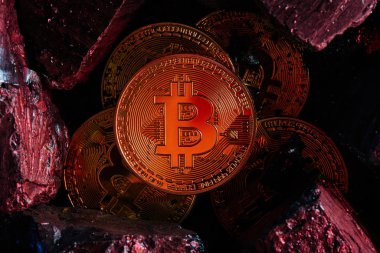Sanal para incelemesi kavramı. Bitcoins siyah kömür arka plan üzerinde kapat