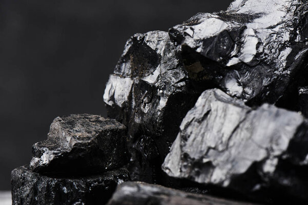 Природный уголь на черном фоне изолирован крупным планом. Добыча природных минеральных ресурсов
.