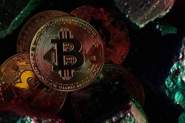 Sanal para incelemesi kavramı. Bitcoins siyah kömür arka plan üzerinde kapat