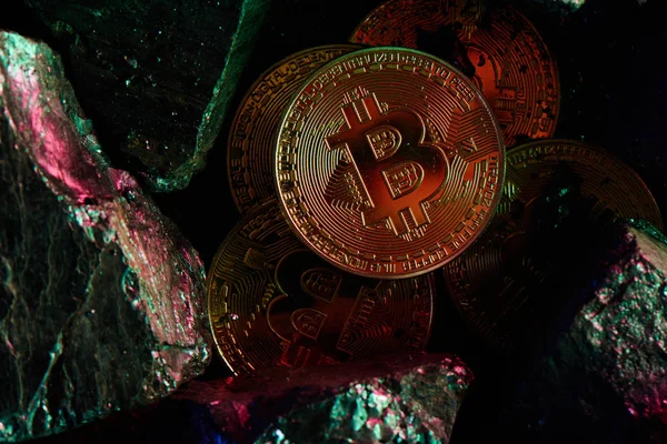 Sanal para incelemesi kavramı. Bitcoins siyah kömür arka plan üzerinde kapat