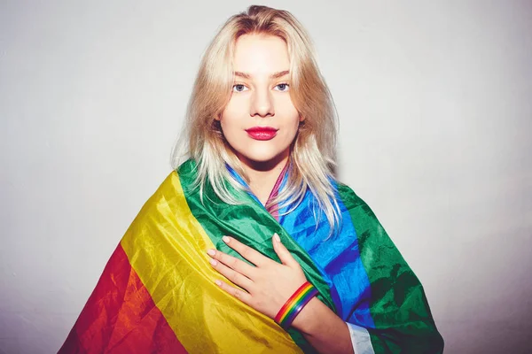 美しいブロンド若い女性虹 Lgbtq の旗を身に着けています レズビアン バイセクシュアル トランスジェンダー 奇妙な ホモセクシュアルの男性 — ストック写真