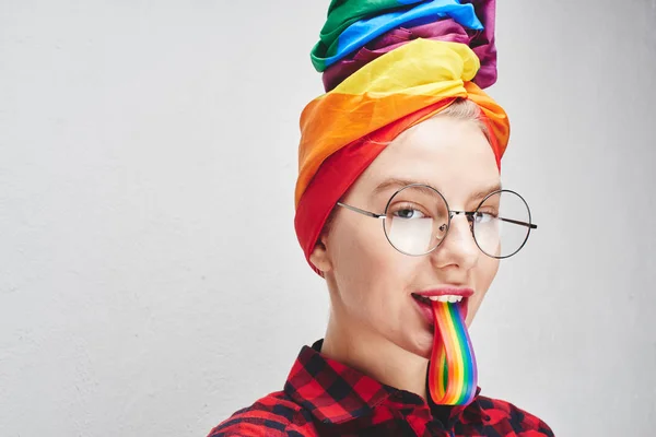 Uma Jovem Bonita Com Óculos Redondos Lábios Cheios Turbante Uma — Fotografia de Stock