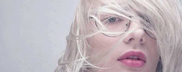 Portret Van Een Jonge Mooie Blonde Vrouw Ronde Bril Met — Stockfoto