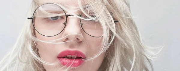 Portrait Une Jeune Jolie Femme Blonde Lunettes Rondes Aux Lèvres — Photo