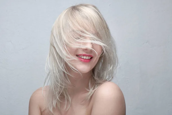 Porträtt Ung Vacker Leende Blond Kvinna Med Fylliga Röda Läppar — Stockfoto