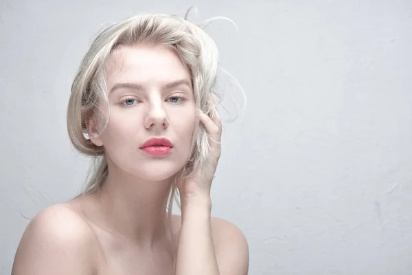 Porträtt Ung Vacker Blond Kvinna Med Fylliga Röda Läppar Och — Stockfoto