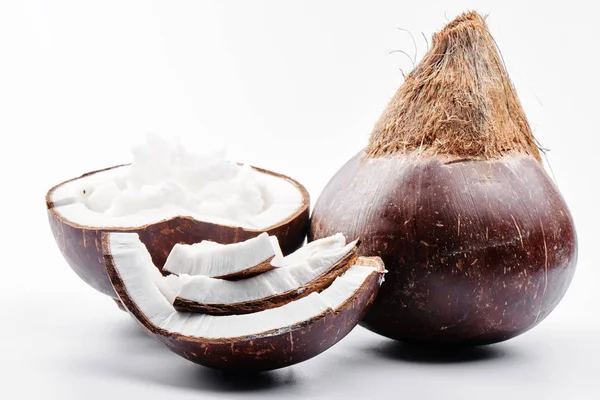 Vietnamci Hnědé Kokosy Kokosovým Olejem Uvnitř Bílém Pozadí — Stock fotografie