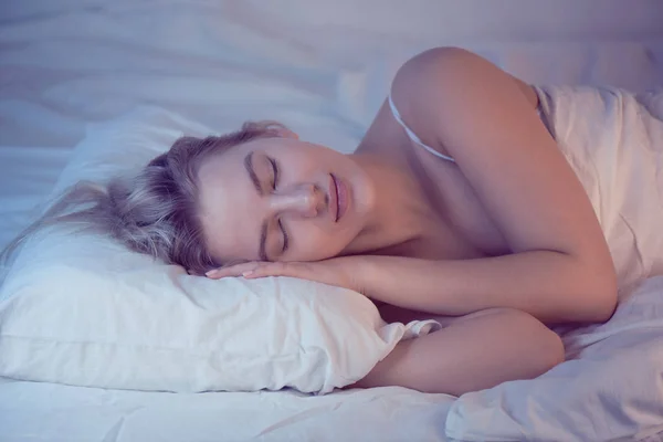 Gadis Tidur Bantal Ortopedi Dengan Pencahayaan Malam Linen Putih — Stok Foto