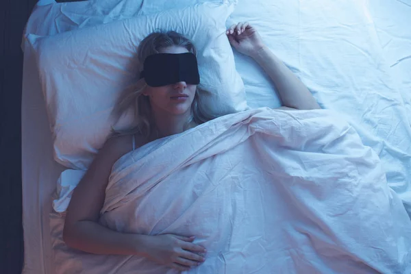 Dormir Chica Una Máscara Sueño Una Almohada Ortopédica Bajo Iluminación — Foto de Stock