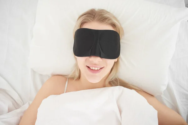 Chica Sonriente Dormida Una Máscara Negra Para Dormir Una Almohada — Foto de Stock