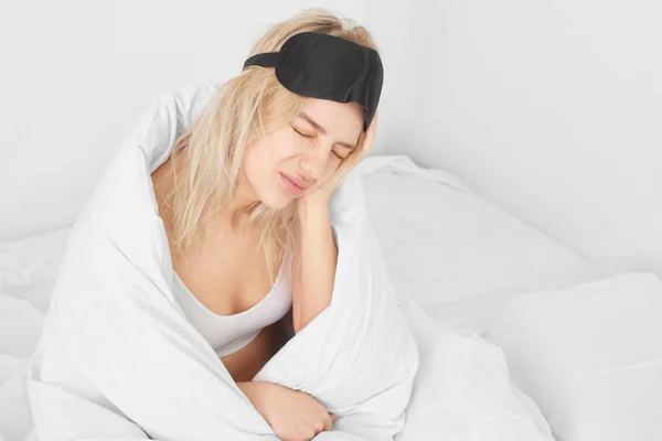 Concepto Dolor Cabeza Mañana Insomnio Resaca Una Joven Mujer Hermosa — Foto de Stock