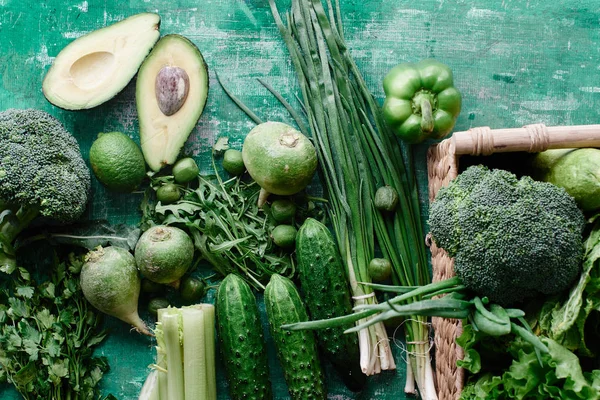 Verse Groenten Fruit Groenen Een Armoedige Groene Achtergrond Gezond Eten — Stockfoto