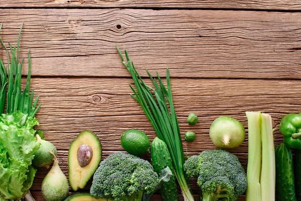 Frisches Grünes Gemüse Und Obst Und Gemüse Auf Einem Hölzernen — Stockfoto