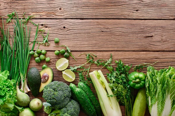 Färska Grönsaker Och Frukter Och Gröna Trä Bakgrund Med Kopia — Stockfoto