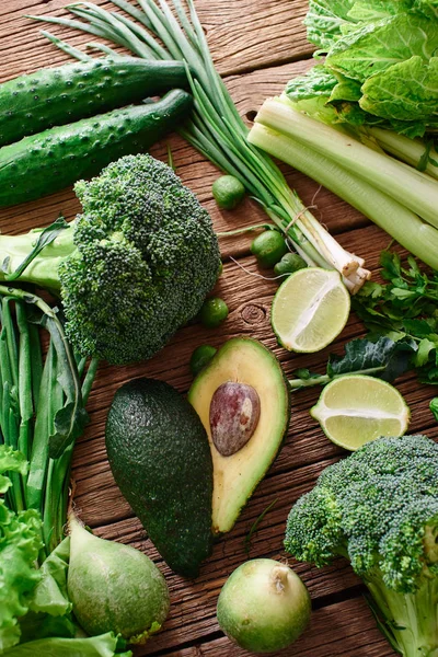 Frisches Grünes Gemüse Und Obst Und Gemüse Auf Einem Holzuntergrund — Stockfoto