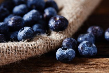 Ahşap arka plan üzerinde taze çiğ yaban mersini yakın çekim