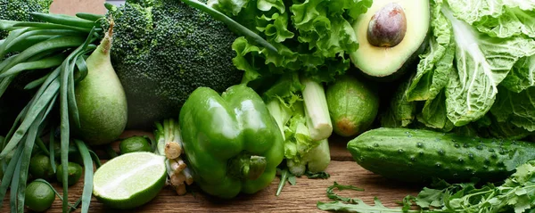 Verduras Verdes Frescas Frutas Verdes Fundo Madeira Conceito Alimentação Saudável — Fotografia de Stock