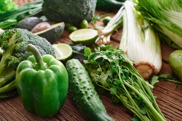 Frisches Grünes Gemüse Und Obst Und Gemüse Auf Einem Holzuntergrund — Stockfoto