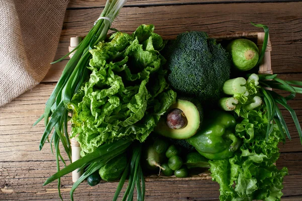 Verduras Verdes Frutas Verdes Uma Cesta Vime Marrom Fundo Madeira — Fotografia de Stock