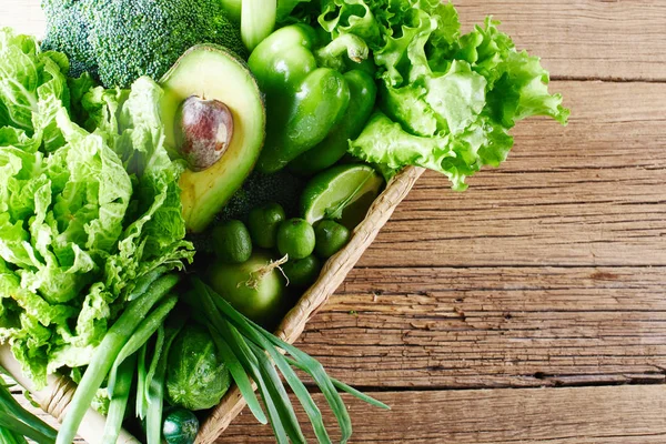 Verduras Verdes Frutas Verdes Uma Cesta Vime Marrom Fundo Madeira — Fotografia de Stock