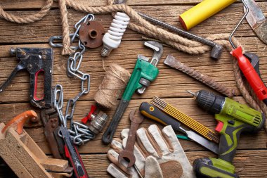 DIY, bir yığın eski iş araçları ve aksesuarları atölyede ahşap bir masa üzerinde. It Yourself konsepti yapmak.