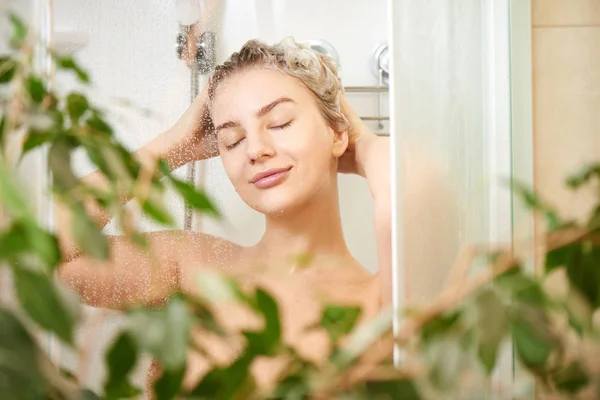 美丽满意的欧洲妇女洗去洗发水从头部头发在浴室里 洗一个淋浴和享受 面带微笑 — 图库照片
