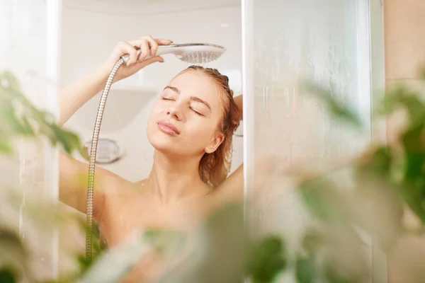 Mulher Europeia Satisfeita Bonita Lava Xampu Longe Cabelo Cabeça Banheiro — Fotografia de Stock