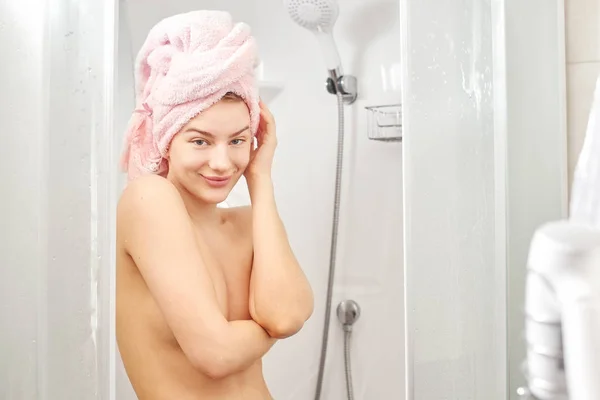 美丽而温柔的欧洲女人洗澡 并在她的乳房上摆姿势粉红色的毛巾覆盖她的乳房在浴室 — 图库照片
