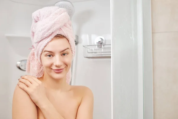 Beautiful Gentle European Woman Took Shower Washed Hair Posed Pink — Stock Photo, Image