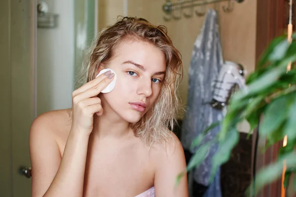 Piękna Dziewczyna Prysznicem Zagląda Kamery Jak Lustrze Oczyszcza Twarz Składają — Zdjęcie stockowe