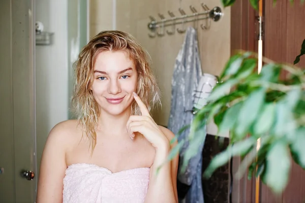 Beautiful Girl Taking Shower Wet Hair Pink Towel Shows Index — Stock Photo, Image