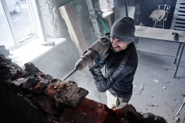 Een Werknemer Man Breekt Een Bakstenen Muur Met Pneumatische Boor — Stockfoto