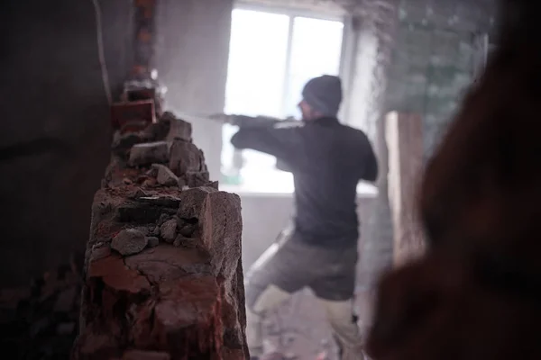 Ένας Εργαζόμενος Άνθρωπος Σπάει Ένα Τοίχο Από Τούβλα Ένα Κομπρεσέρ — Φωτογραφία Αρχείου