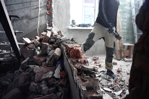 Homme Bricoleur Brise Mur Briques Avec Marteau Construit Répare Maison — Photo