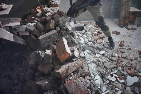 Een Man Klusjesman Breekt Een Bakstenen Muur Met Een Hamer — Stockfoto