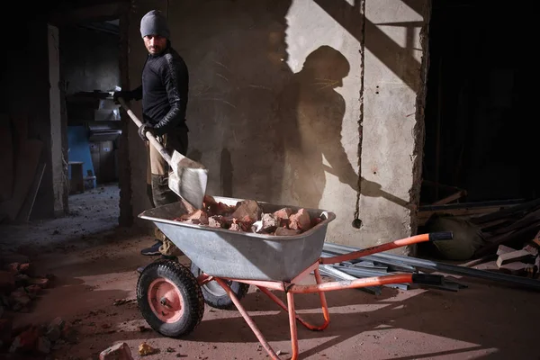 Der Handwerker Baut Ein Haus Reißt Die Wände Ein Und — Stockfoto