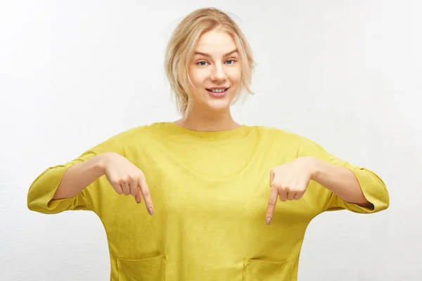 Positiv Glad Blond Flicka Ljusa Gula Fritidskläder Pekar För Att — Stockfoto