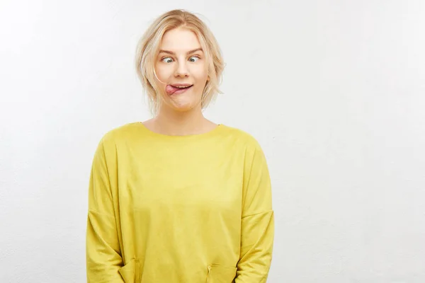 Galen Blond Flicka Gul Kläder Vit Bakgrund Ögonoperationen Ögon Sticker — Stockfoto