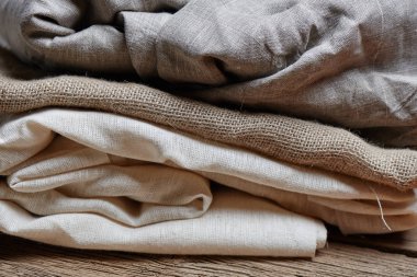 Doğal Kumaşlar, keten ve pamuk rulo, saf Tekstil el yapımı organik renk üzerinden. Çuval bezi ve bezler, Eko, rustik, boho, hygge dekor için