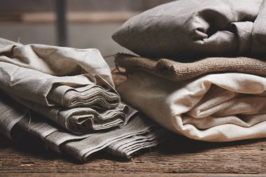 Doğal Kumaşlar, keten ve pamuk rulo, saf Tekstil el yapımı organik renk üzerinden. Çuval bezi ve bezler, Eko, rustik, boho, hygge dekor için