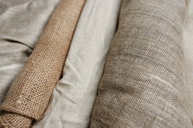 Doğal Kumaşlar, keten ve pamuk rulo, saf Tekstil el yapımı organik renk üzerinden. Çuval bezi ve bezler, Eko, rustik, boho, hygge dekor için