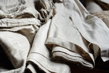 Doğal Kumaşlar, keten ve pamuk rulo, saf Tekstil el yapımı organik renk üzerinden. Çuval bezi ve bezler, Eko, rustik, boho, hygge dekor için