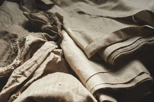 天然面料由有机颜色的亚麻和棉花在卷 自制的纯纺织品 伯拉普和帆布生态 海格装饰 — 图库照片