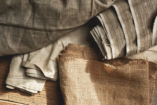 天然面料由有机颜色的亚麻和棉花在卷 自制的纯纺织品 伯拉普和帆布生态 海格装饰 — 图库照片