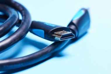 Siyah Hdmi kablo adaptörü konektörü mavi arka plan izole