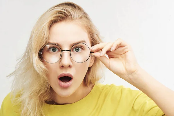 Surprised Woman Glasses Open Mouth Bulging Eyes Looks Camera Sees — Stock Photo, Image