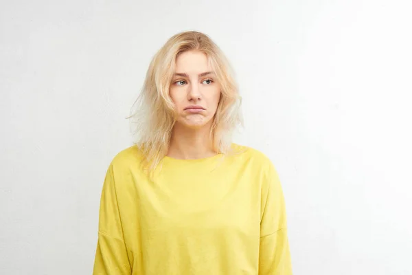 Retrato Hermosa Chica Europea Molesta Traje Amarillo Aislado Sobre Fondo —  Fotos de Stock