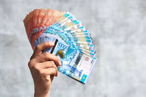 Tenge Papierrechnungen Kasachisches Geld Der Hand Großaufnahme Isoliert Auf Grauem — Stockfoto