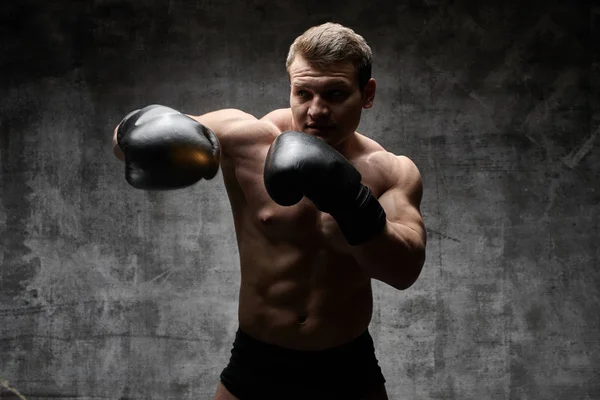 Homem Musculoso Bombeado Boxe Luvas Fundo Preto Sexy Corpo Atlético — Fotografia de Stock