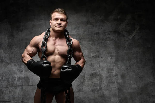 Musclé Homme Pompé Boxe Dans Des Gants Sur Fond Noir — Photo